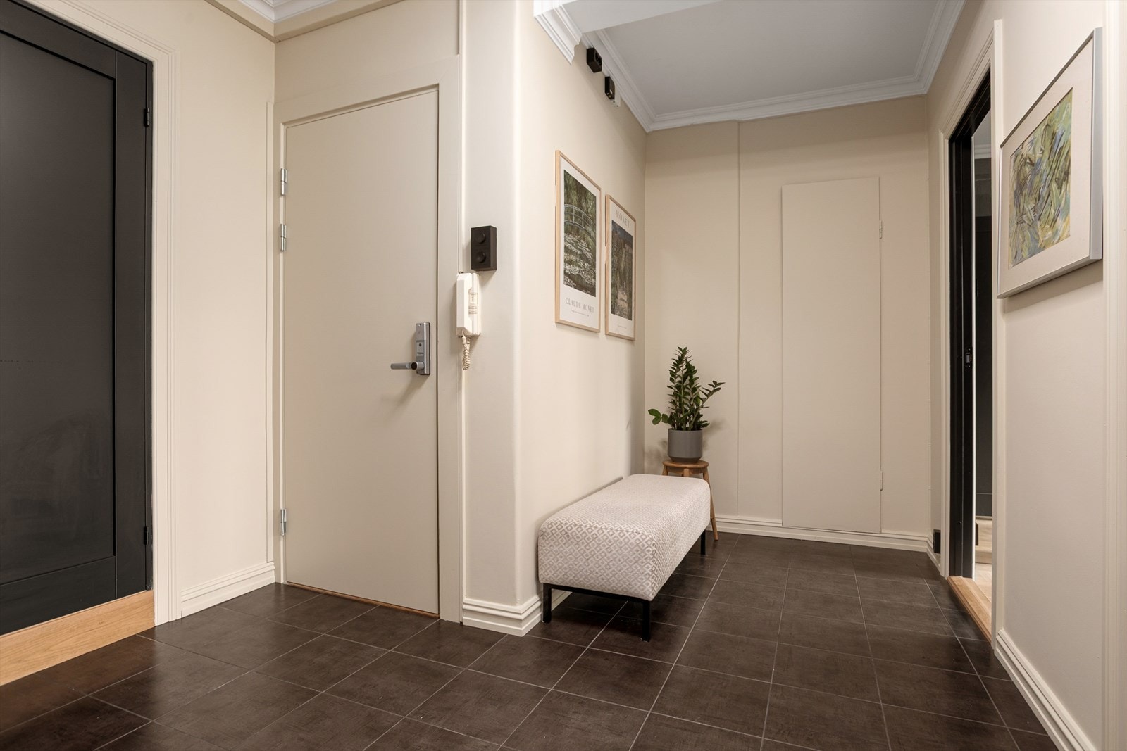 Flislagt entré/gang med plassbygget garderobe for oppbevaring av yttertøy. Galleribilde