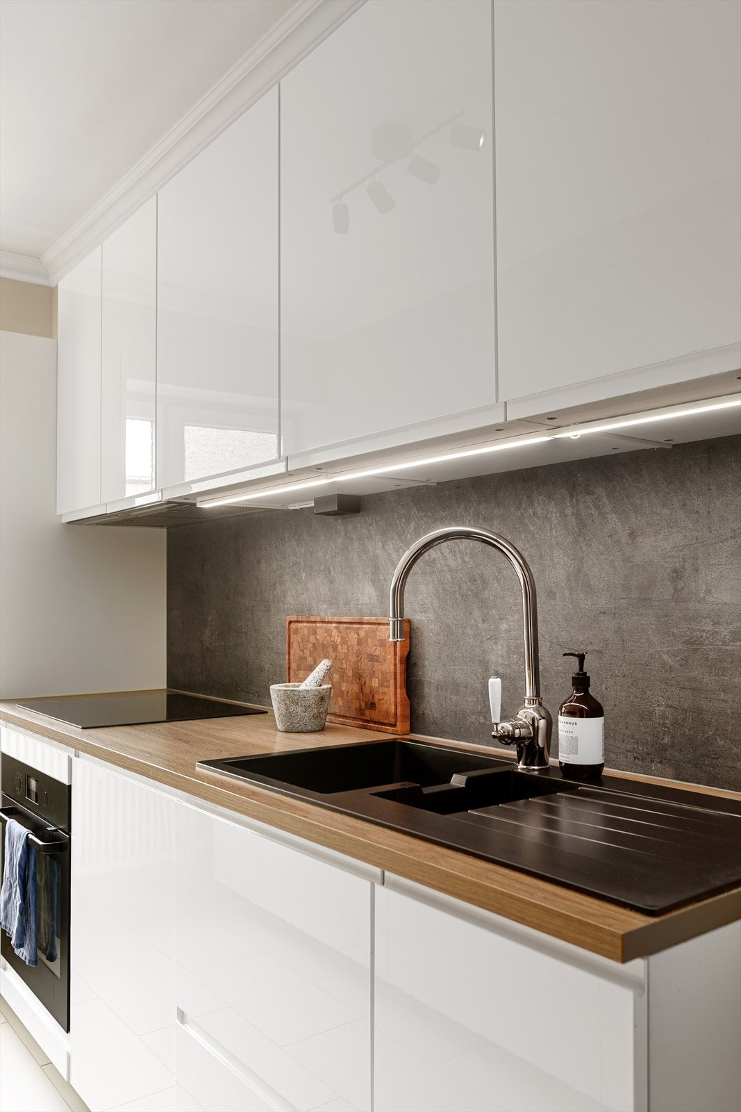 Kjøkkenet har godt med benk- og skapplass. Kjøkkenet fikk ny platetopp (induksjon) i 2025. Galleribilde