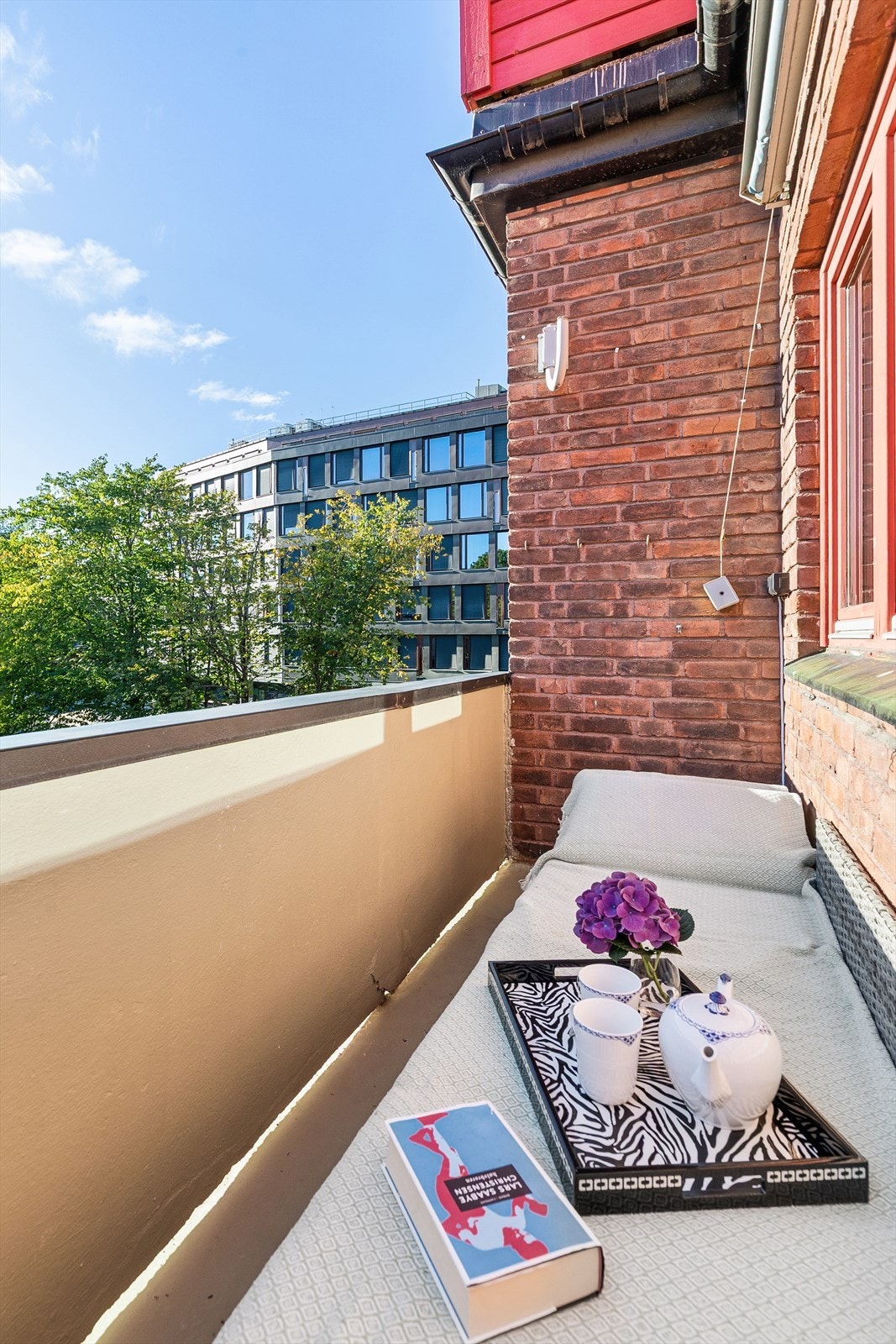 Fra spisestuen er det utgang til solrik balkong. Balkongen er ca. 3 kvm og har plass til kafésett eller sittebenk. Galleribilde