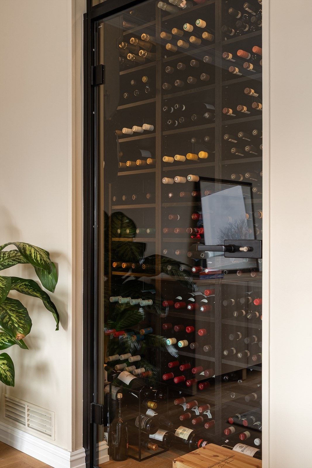 Vinrommet tilfører både funksjon og finesse - diskret luksus på sitt beste. Galleribilde