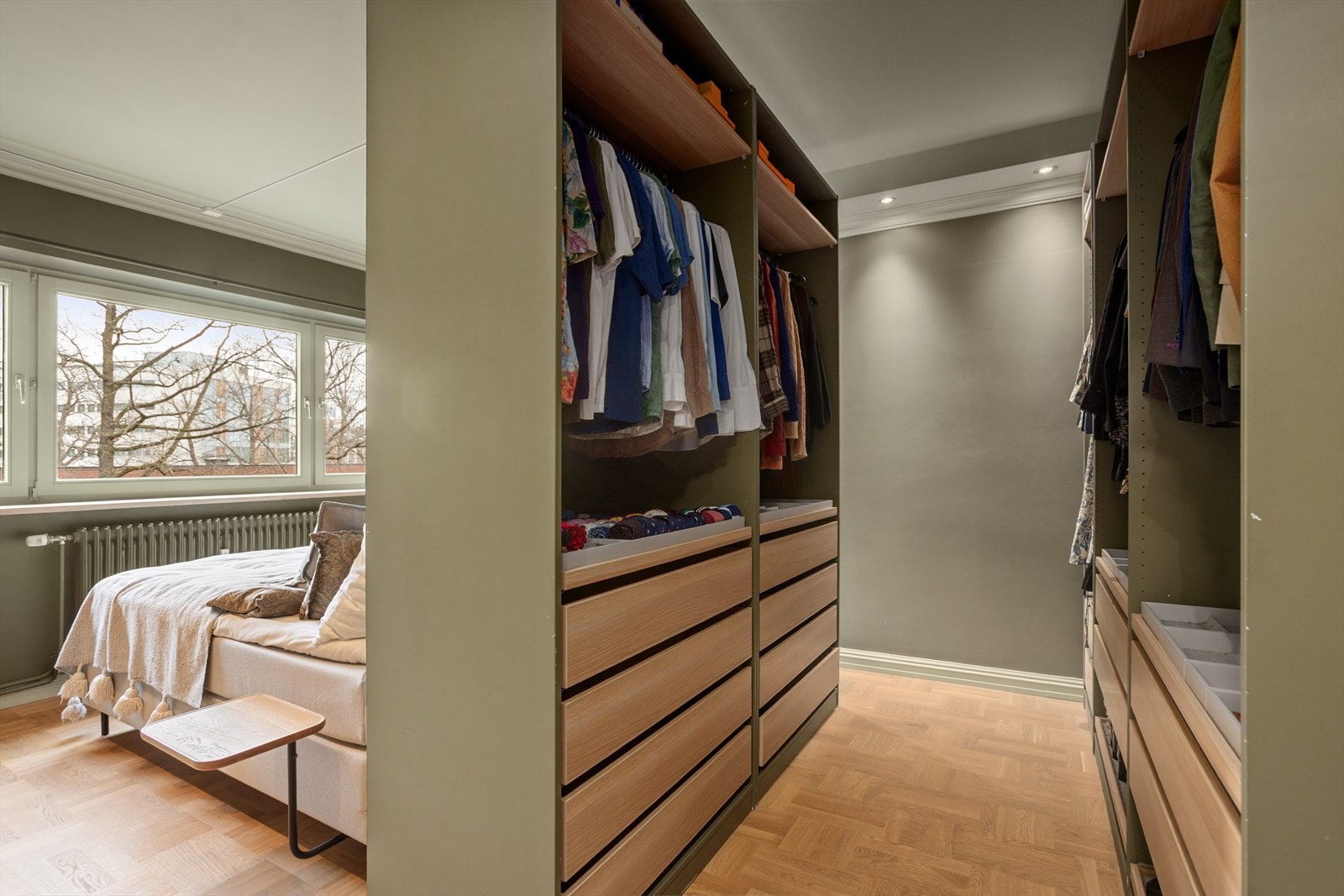 Lyst og romslig hovedsoverom med flott walk-in-closet. Galleribilde