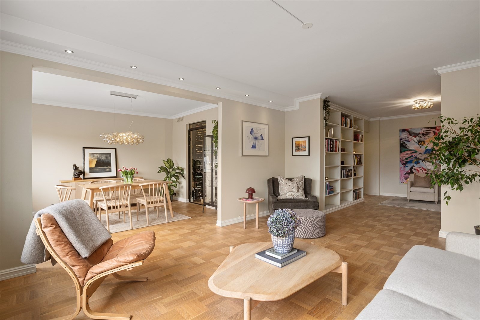 Den store stuen er lys og åpen med mange innredningsmuligheter og god plass til flere soner. Galleribilde