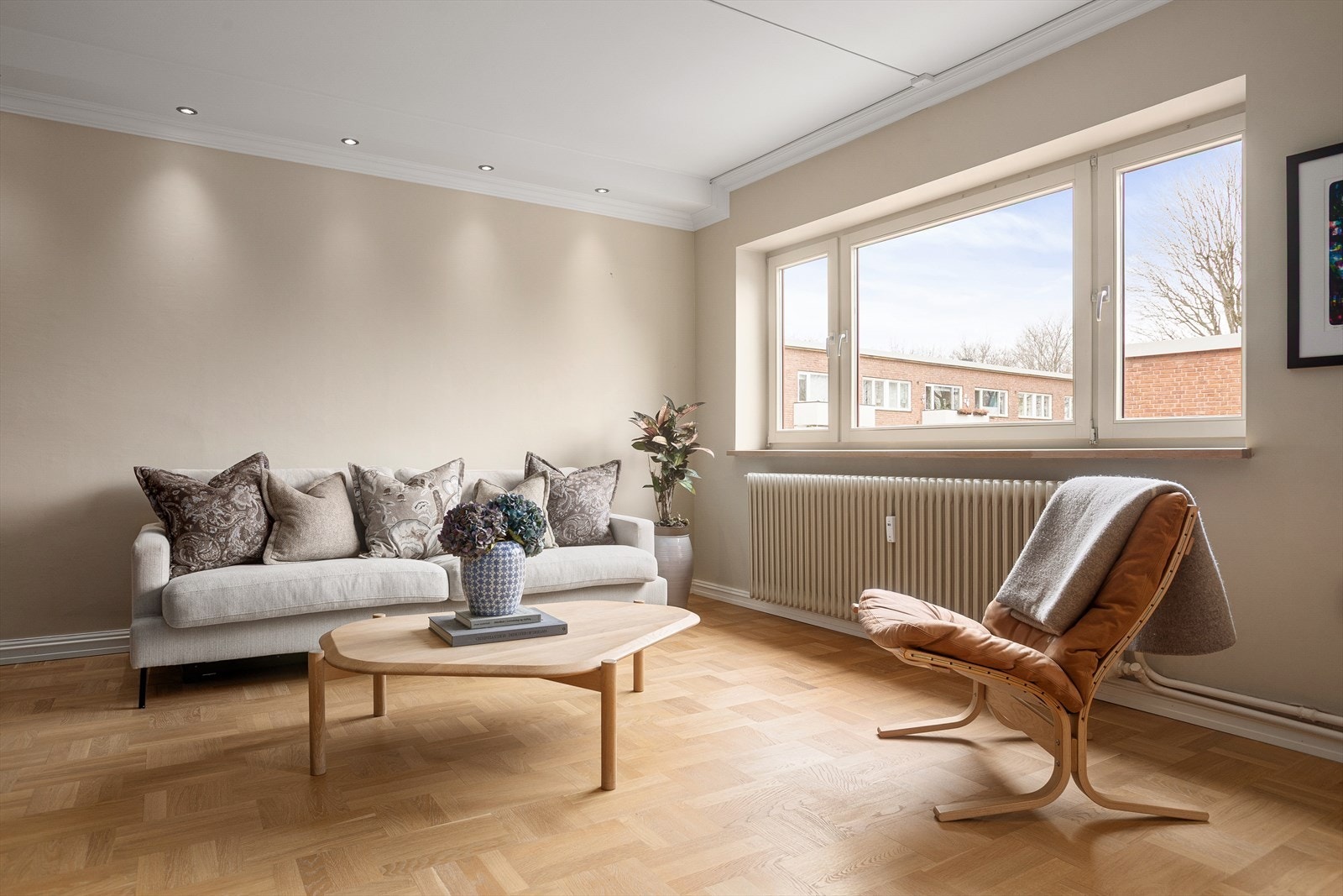 Leiligheten ligger høyt og fritt i 4. etasje, og oppleves som lys og luftig med en åpen og god planløsning. Galleribilde