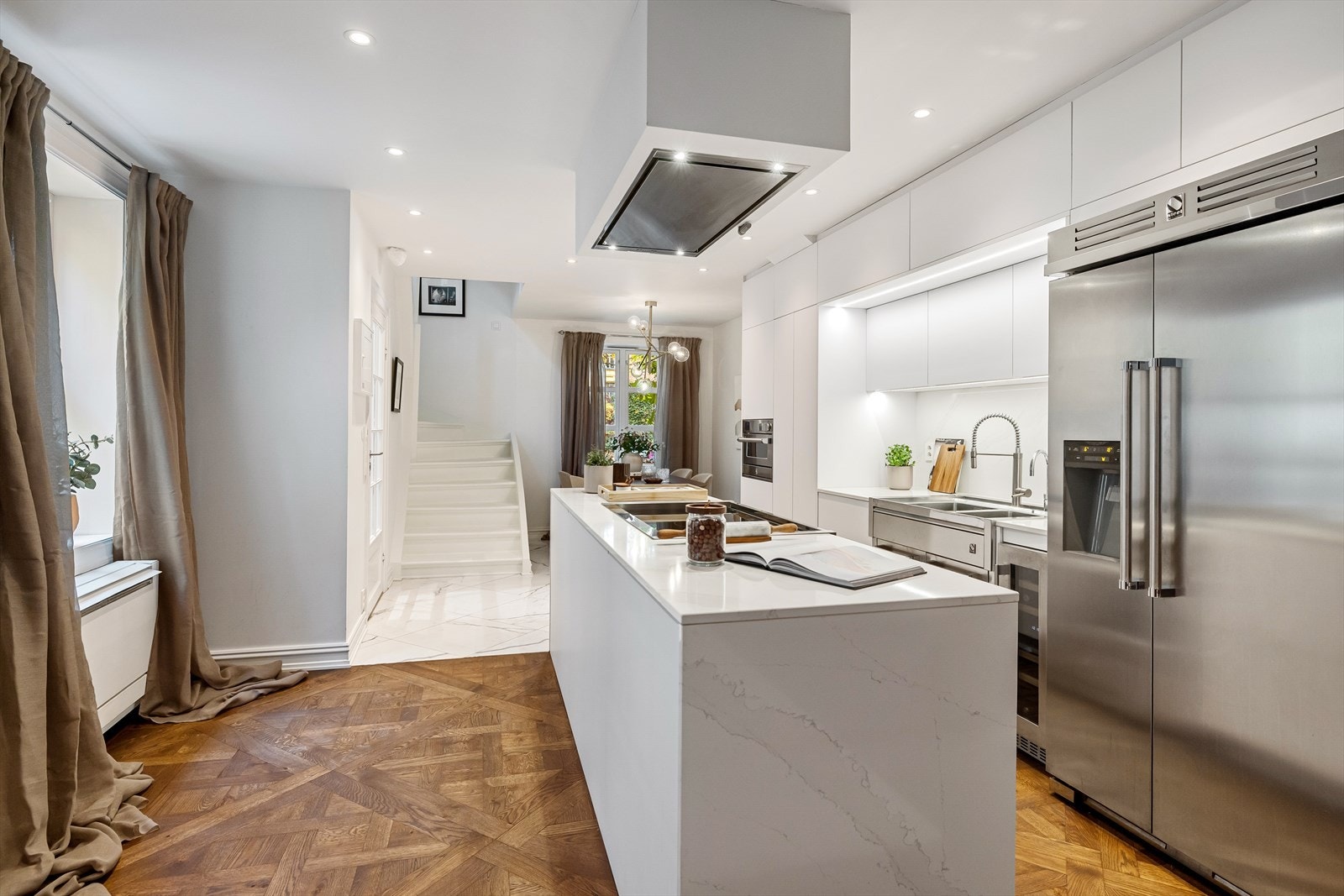 Kjøkkenet er utnyttet på en svært god måte som sikrer godt med lagringsplass og god plass til matlaging. Galleribilde