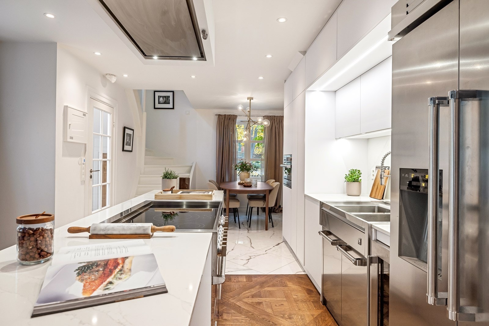 Ved kjøkkenet er det en hyggelig, skjermet spiseavdeling. Galleribilde