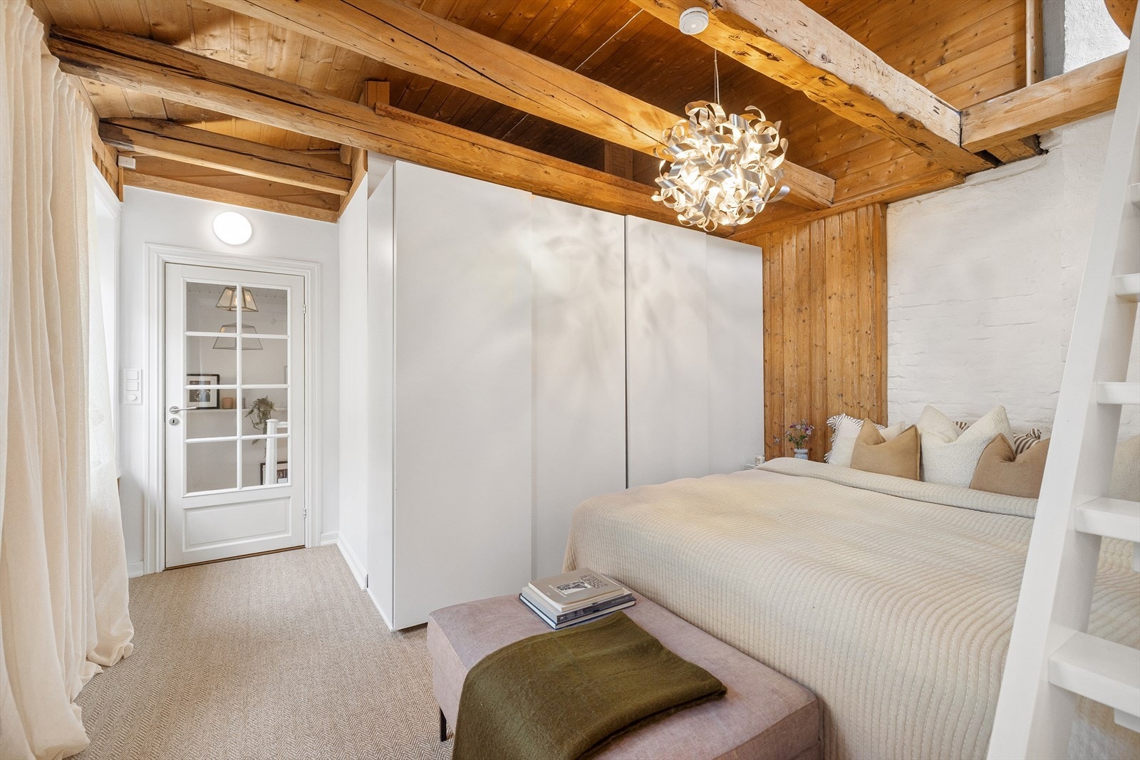 Det er godt med lagringsplass i flere, innholdsrike garderobeskap. Galleribilde