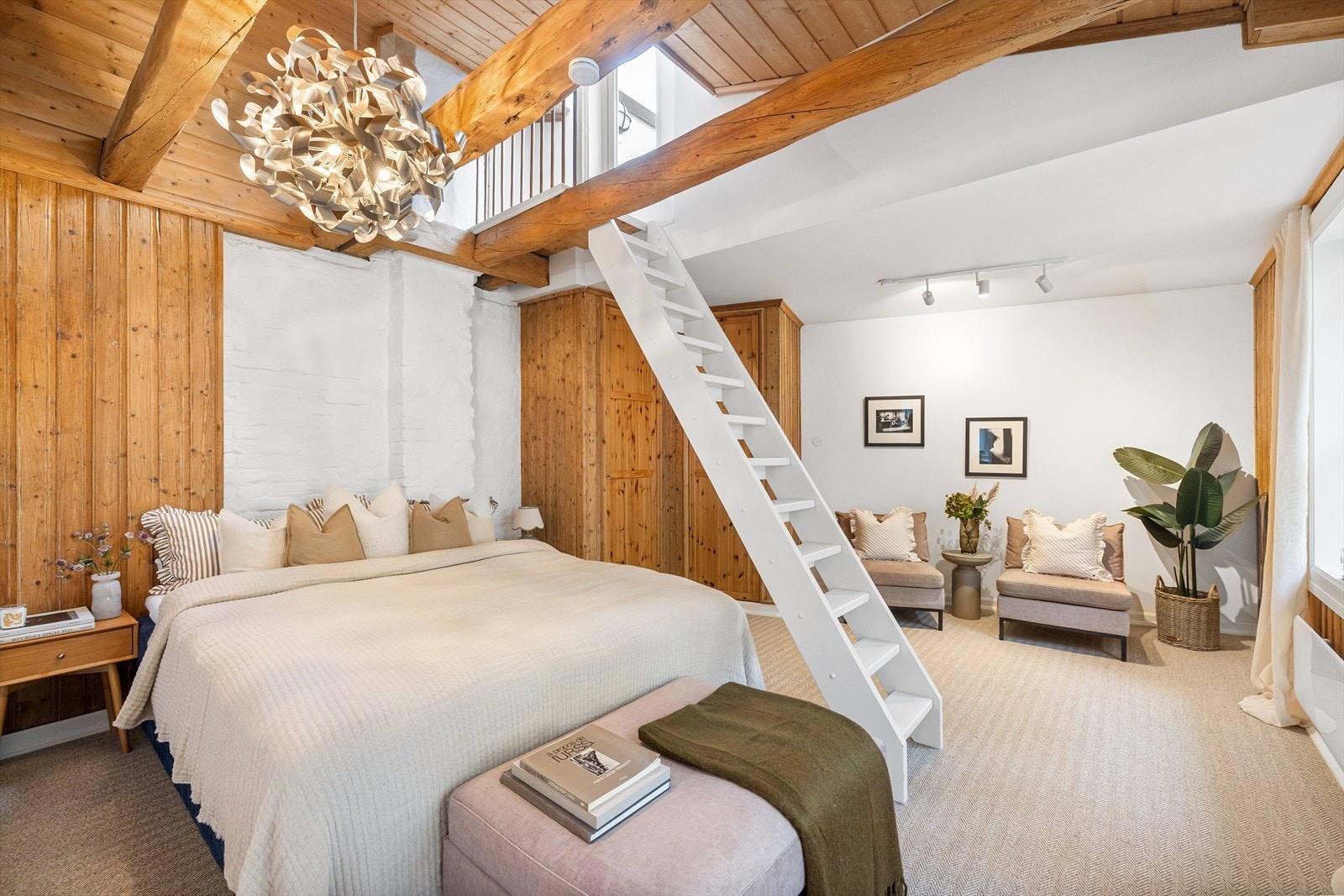 En sjarmerende, unik og tiltalende enebolig med tilbaketrukket beliggenhet i lukket, idyllisk bakgård. Galleribilde