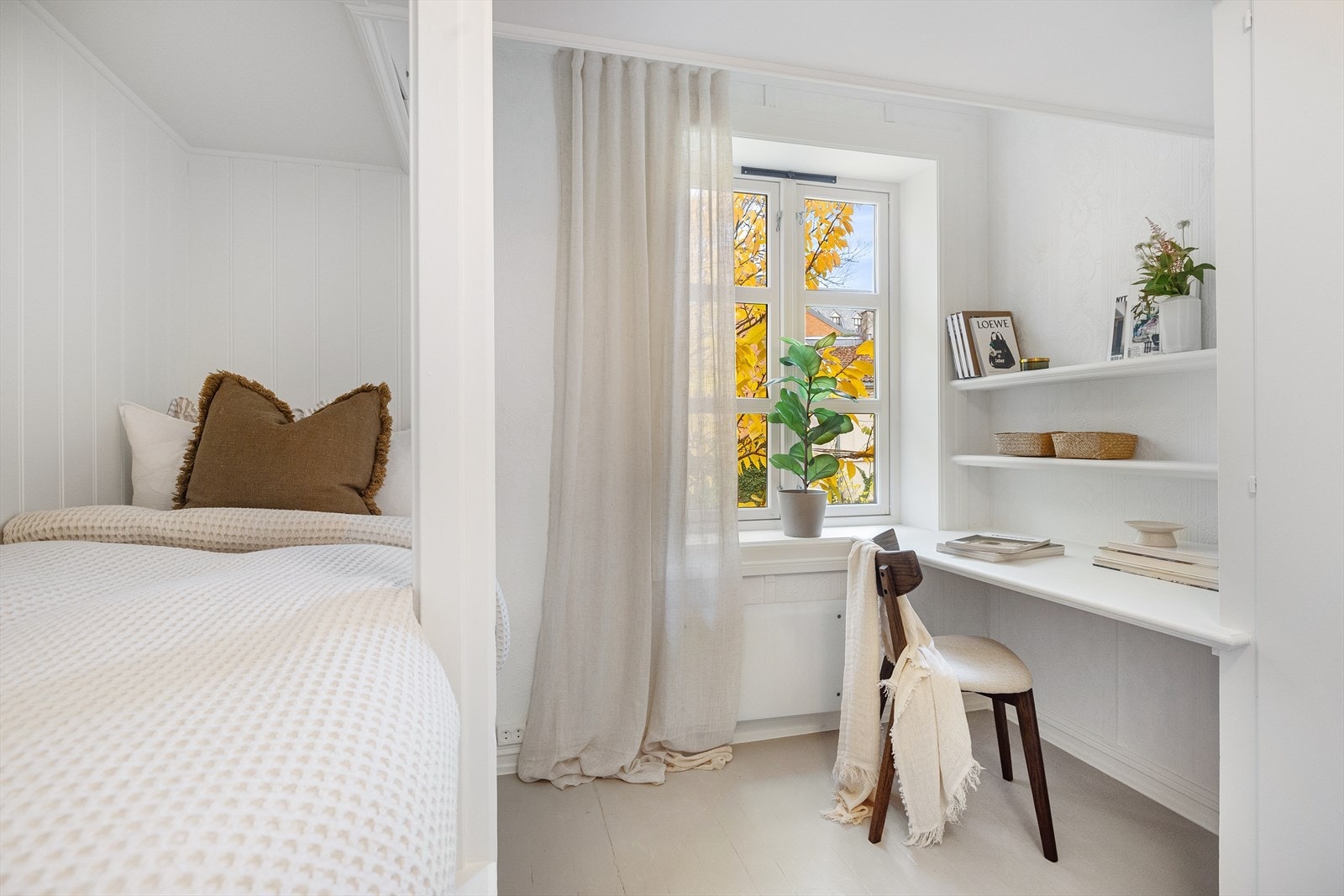 Rommet er innredet med seng, originale garderobeskap og plassbygd skrivepult. Galleribilde