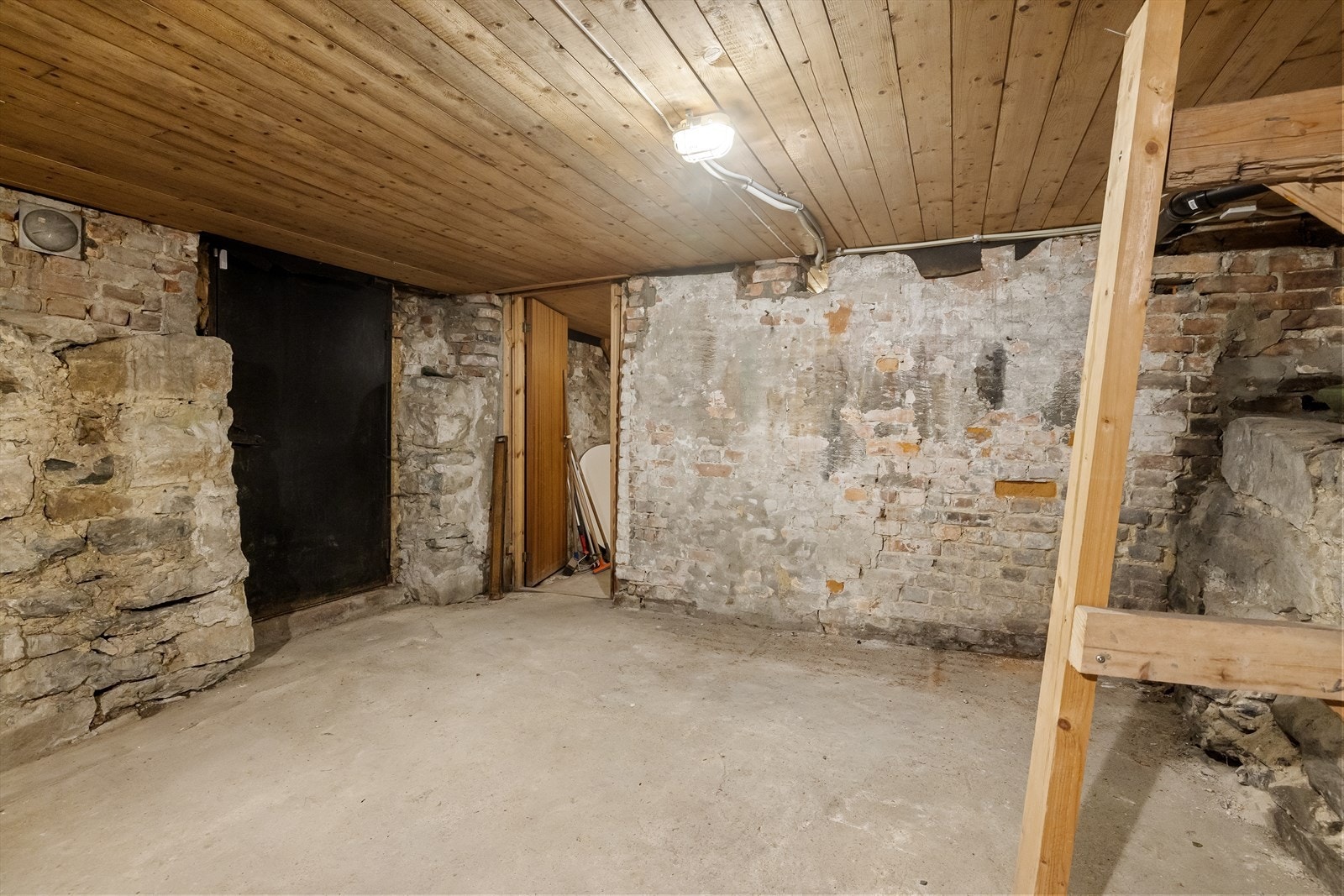 Innvendig nedgang til kjelleren ble rehabilitert i 2025. Galleribilde