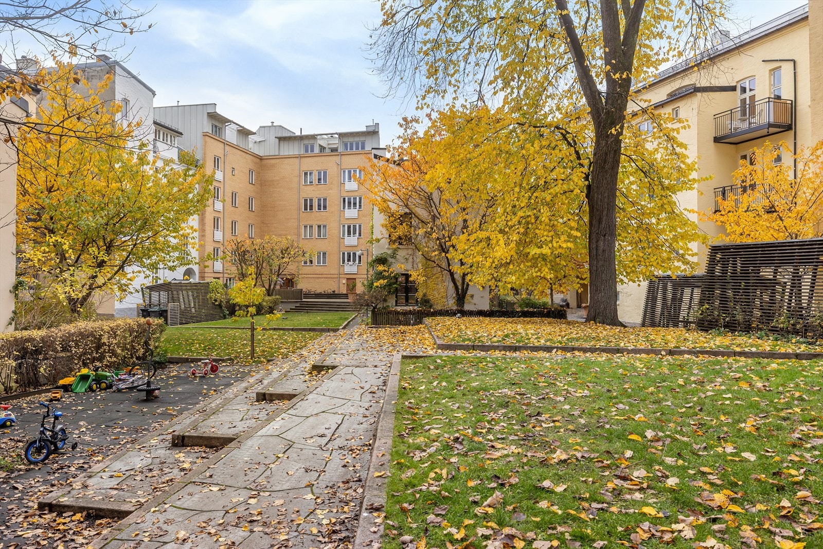 Hele bakgården ble rehabilitert og designet av profesjonelle arkitekter og gartnere finansiert av Oslo kommune. Meyerhagen fikk prisen for beste hageutforming i 2015. Galleribilde