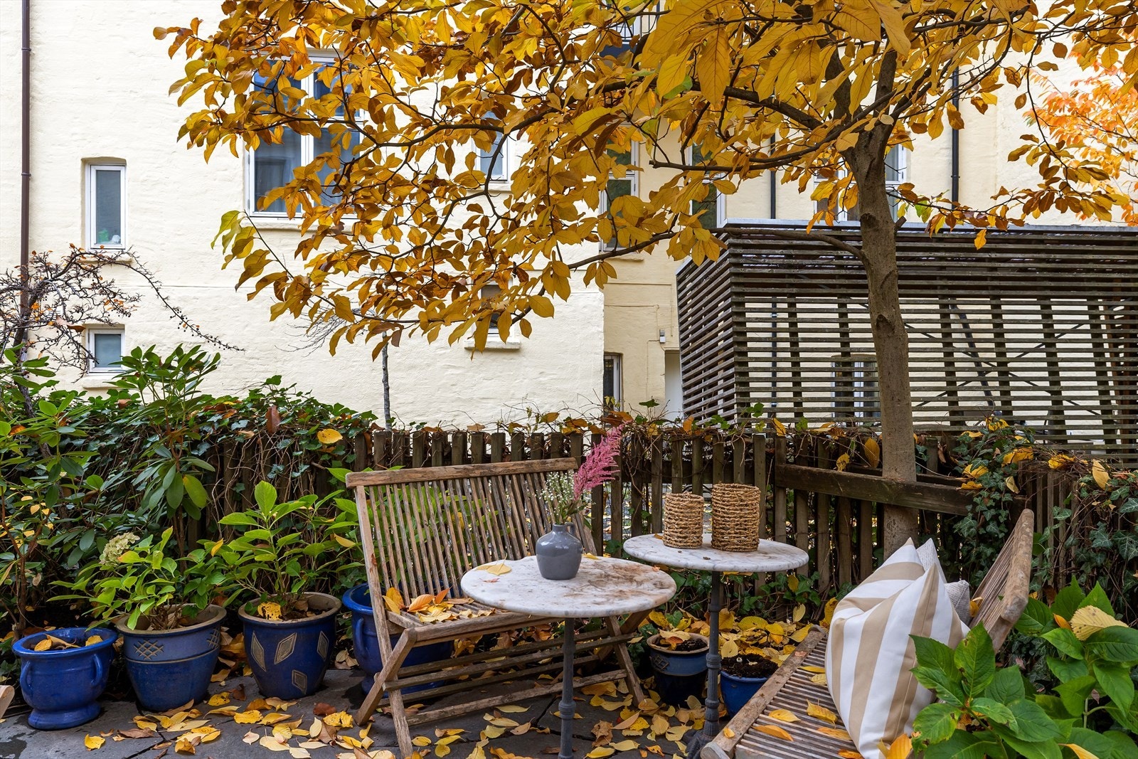 En sjelden perle midt i byen, gjemt bort fra støy og trafikk - her får du både sentral beliggenhet og privatliv. Galleribilde