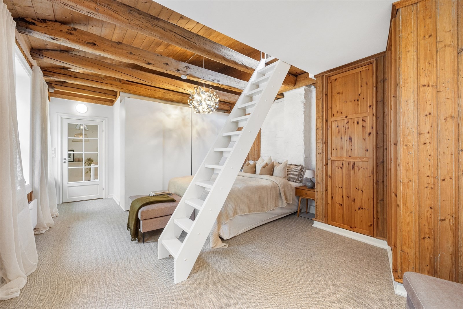 Boligen har et stort, åpent og innbydende hovedsoverom på ca. 35 kvm. som oppleves som en hotellsuite. Galleribilde