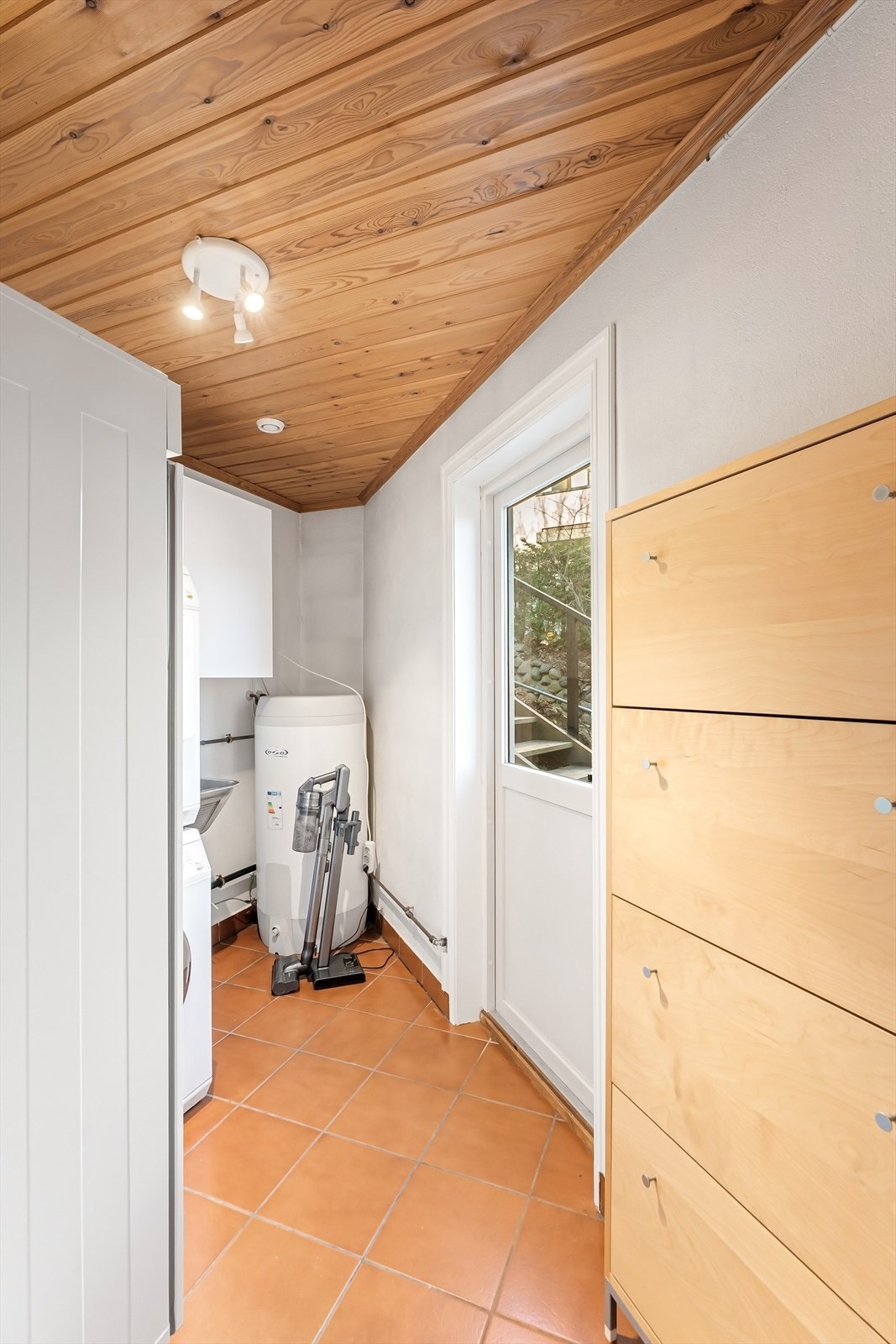 Vaskerom med utgang terrasse og hage Galleribilde