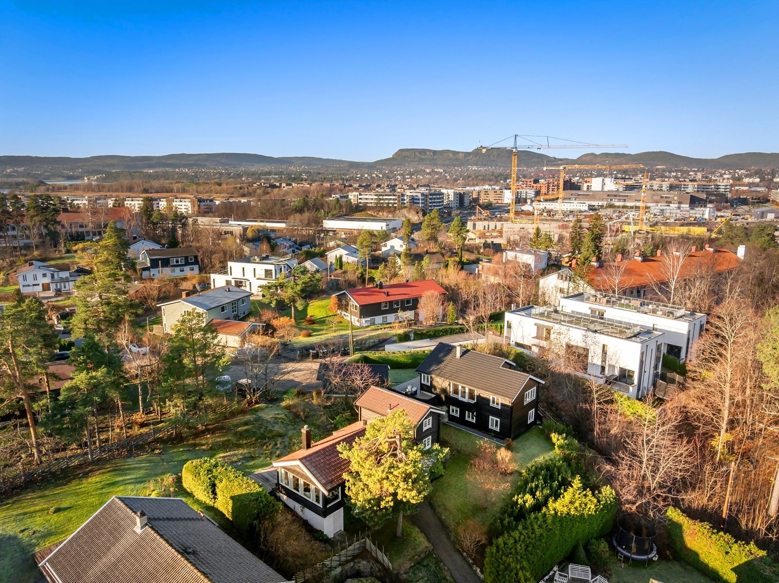 Haldenskogveien ligger noe opp i terrenget, her med Hundsund og Fornebu S med T-banebyggingen i bakgrunnen Galleribilde