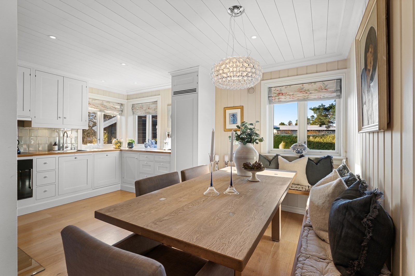 Meget trivelig og sosialt kjøkken med peis og spiseplass Galleribilde