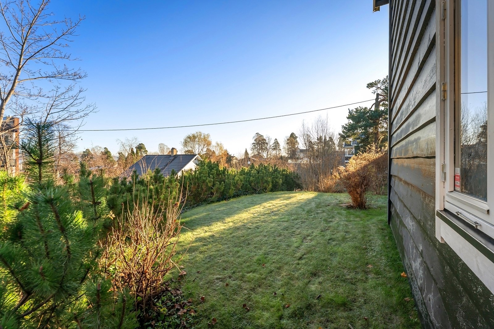 Nederste nivå hage viser at boligen ligger høyt ift. Pelvikveien og nabolaget nedenfor Galleribilde