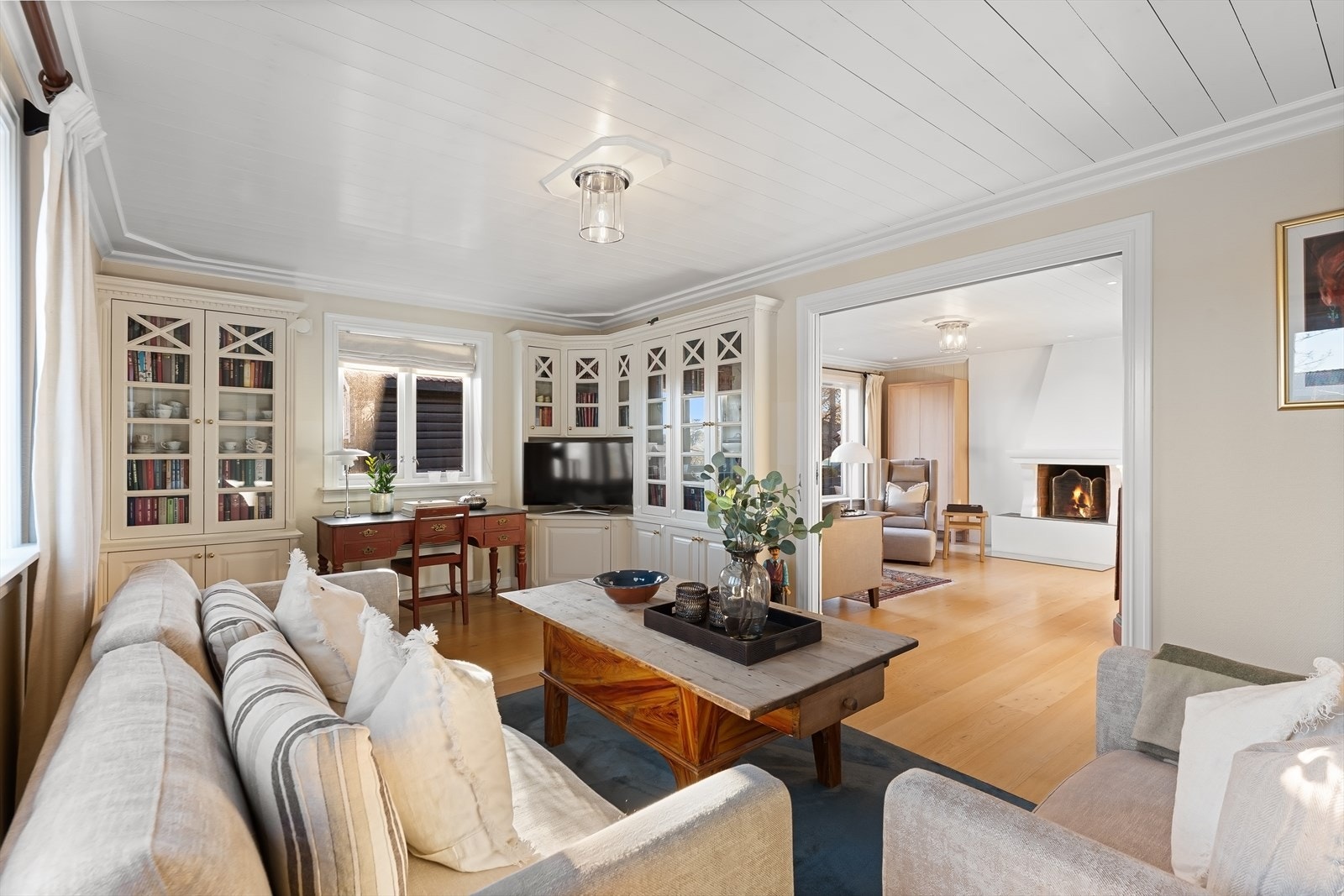 Innerste stuen er lun og med vindu på 3 vegger, utsikt mot fjorden i vinterhalvåret Galleribilde