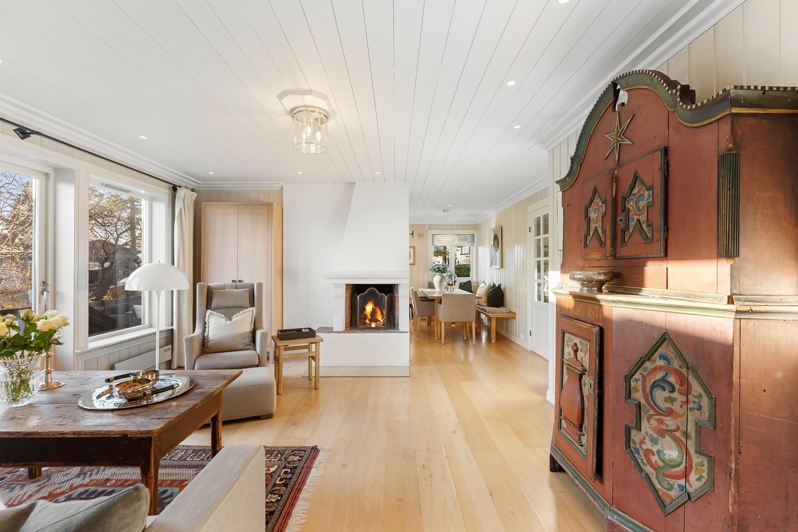 Hovedstuen med åpen peis Galleribilde