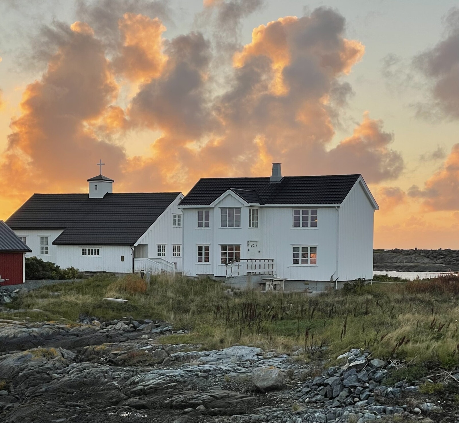 Eiendommen ligger idyllisk til på fiskeværet Veiholmen i Smøla kommune med fin utsikt og god tilkomst. Galleribilde