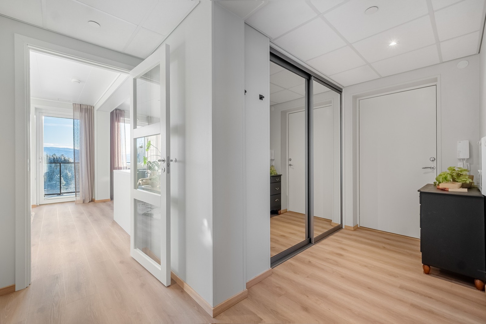 Entré/gang med skyvedørsgarderobe. Gulvvarme. Galleribilde