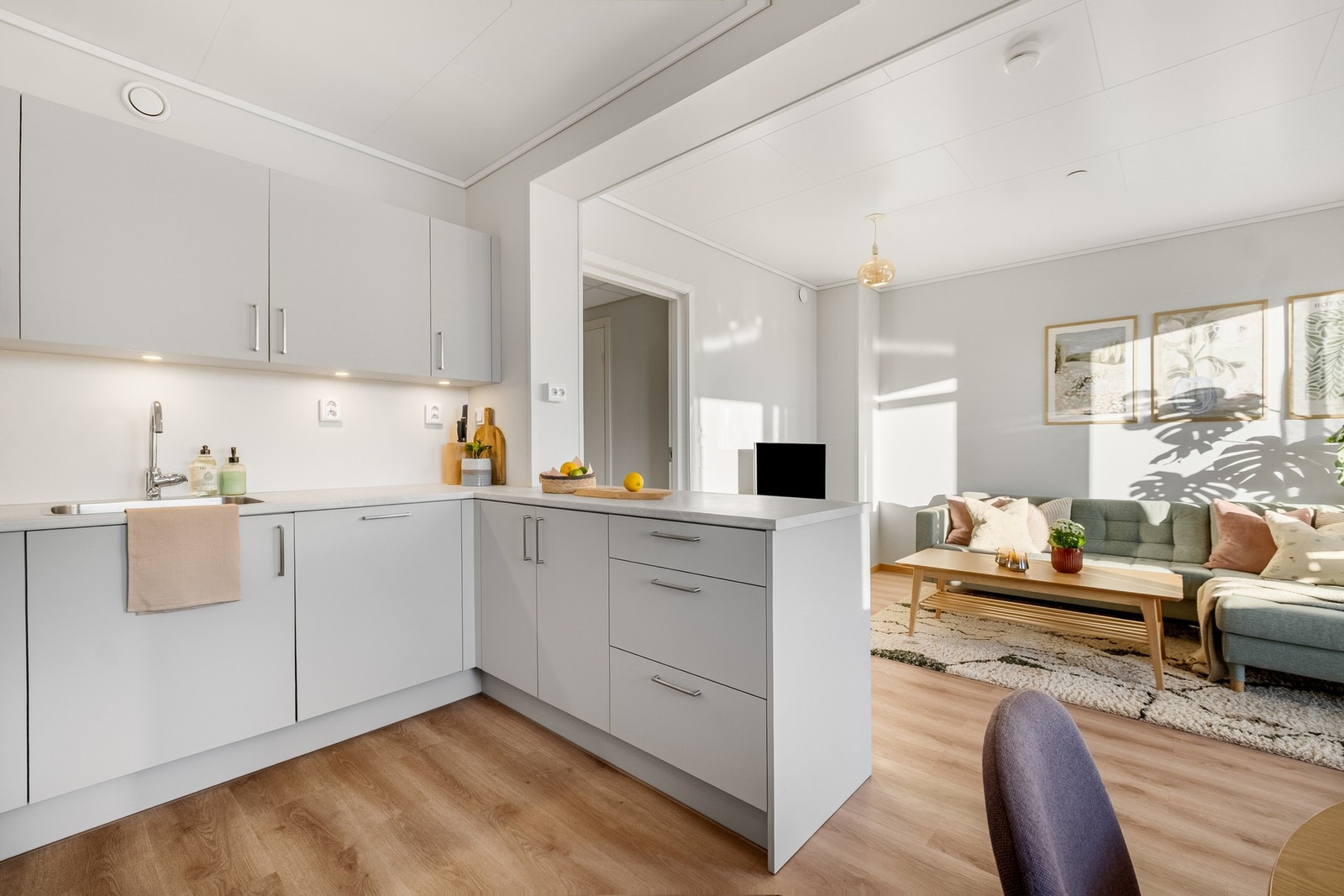 Kjøkkenet ligger i åpen løsning mot stuen, med slette, lyse fronter og integrerte hvitevarer. Galleribilde