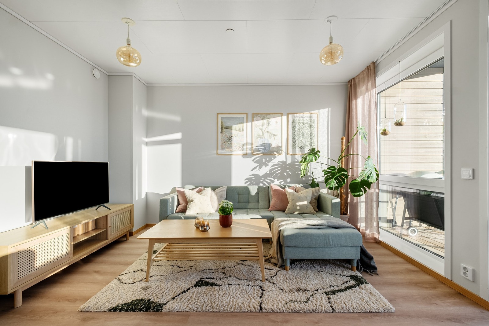 Lys og moderne 3-roms selveierleilighet oppført i 2023. Fantastisk utsikt, parkering og heis i bygget. Galleribilde