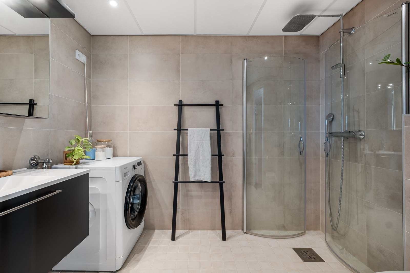 Flislagt bad med tidløs innredning. Nedfelt servant, veggehengt WC og dusjnisje med glassdører. Galleribilde