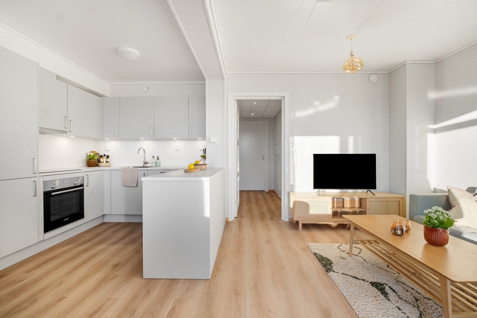 Kjøkkenet byr på god skap- og benkeplass. Benkeplate i laminat og lys under overskap. Galleribilde