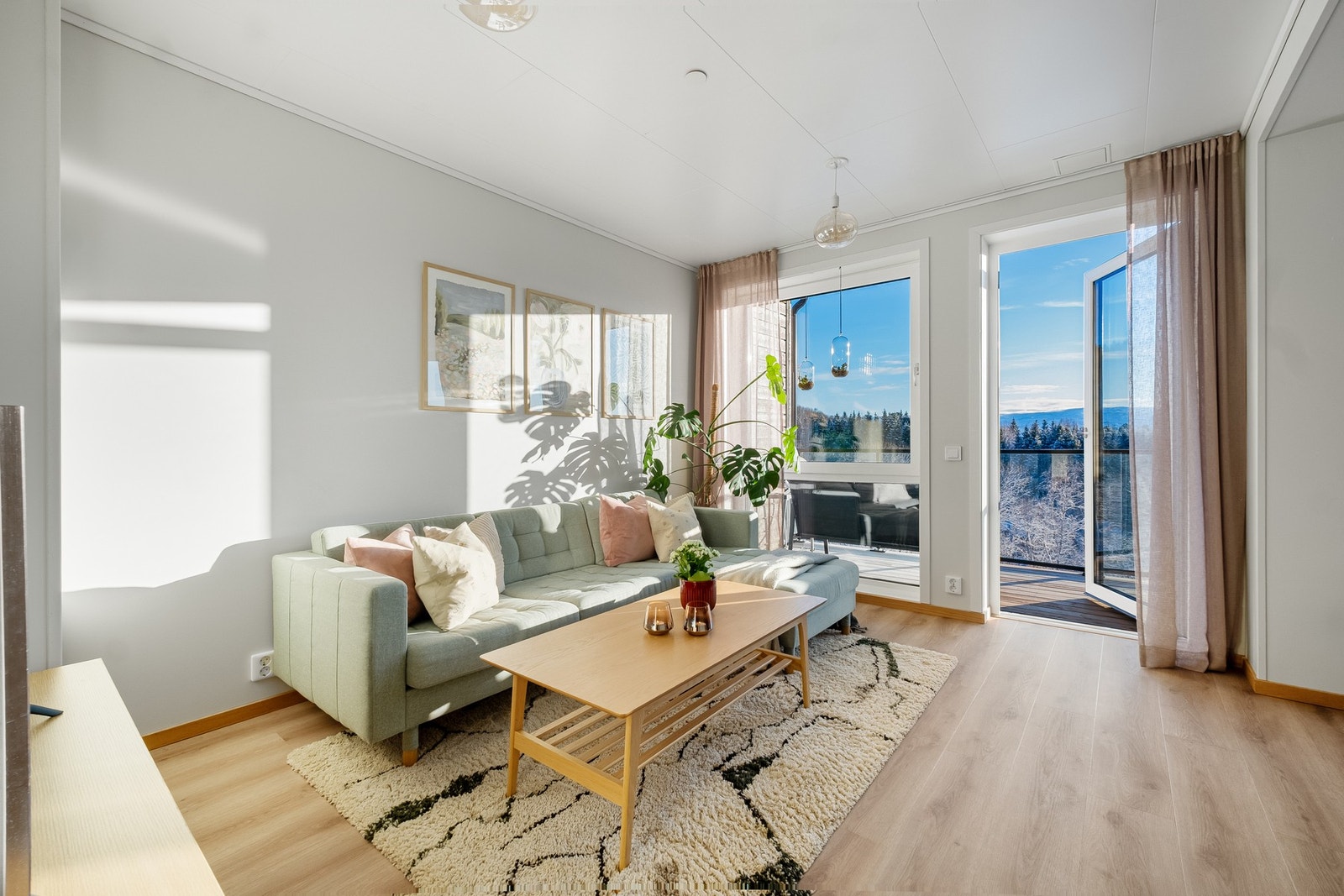 Lys og fin stue med god planløsning og herlig lysinnslipp fra store vindusflater. Utgang til balkong med strålende utsikt og gode solforhold. Galleribilde