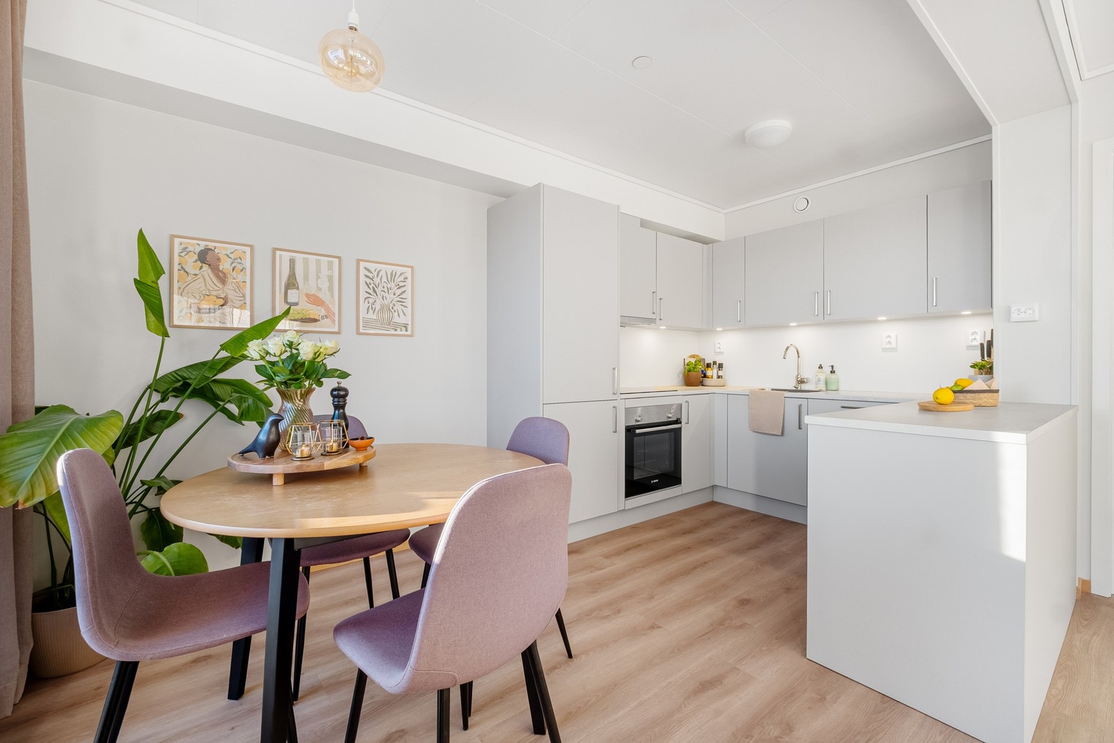 Plass til spisegruppe mellom kjøkken/stue Galleribilde