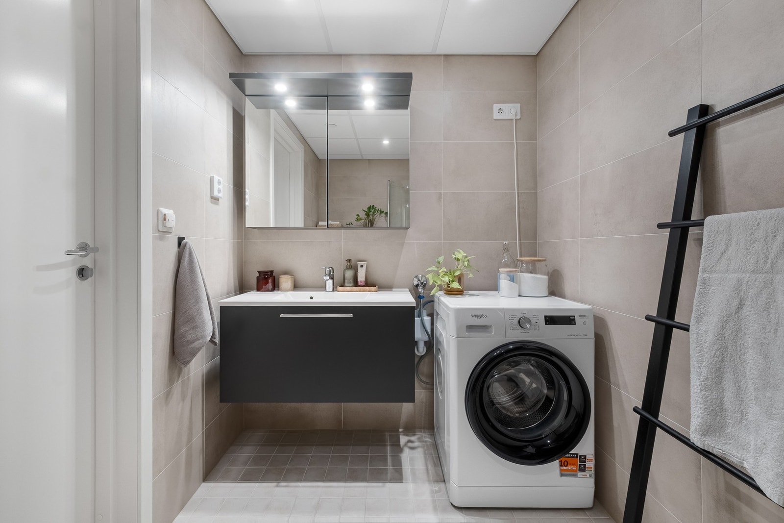 Opplegg for vaskemaskin og elektriske varmekabler i gulv. Galleribilde