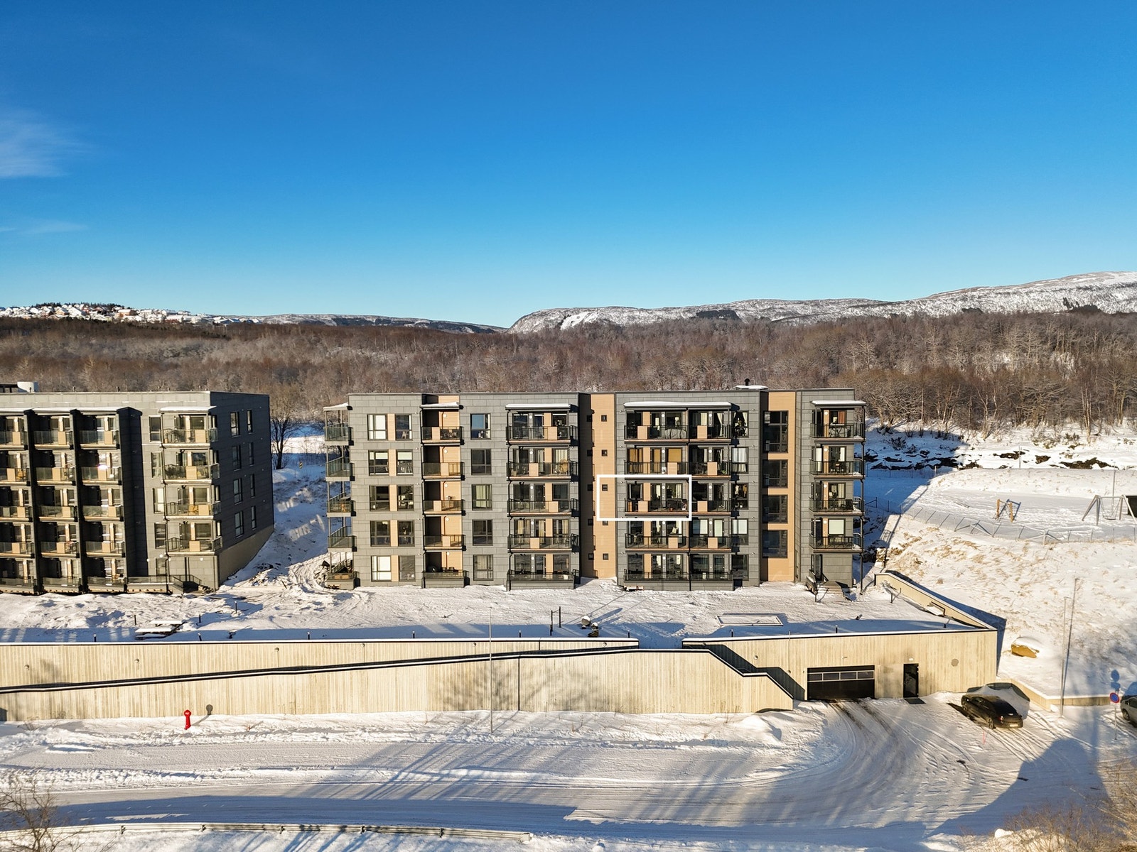 Leiligheten ligger i 3. etasje, med inngang fra felles gang som kun deles med én nabo. Galleribilde