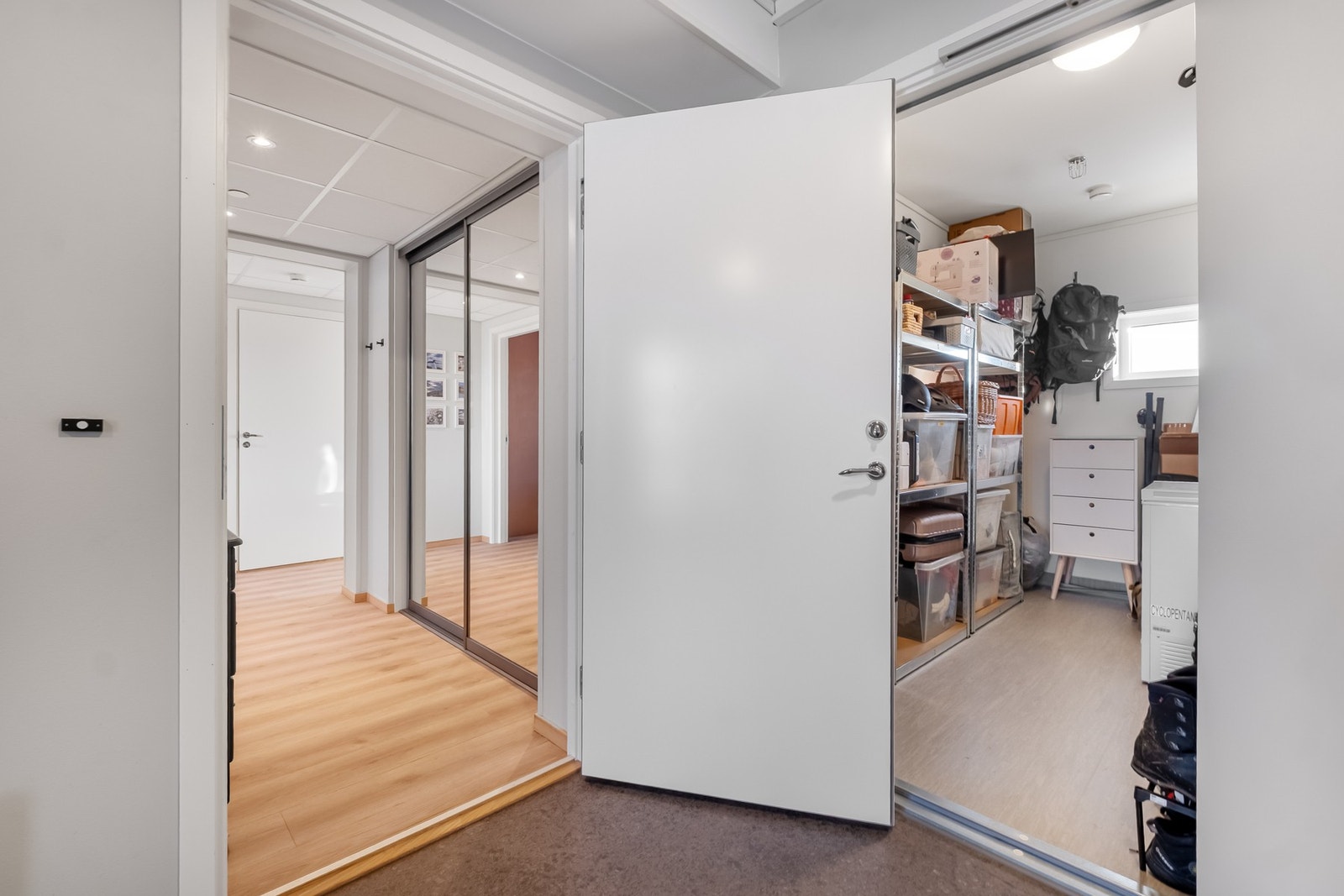 Praktisk sportsbod like utenfor inngangsdøra med god lagringsplass. Galleribilde