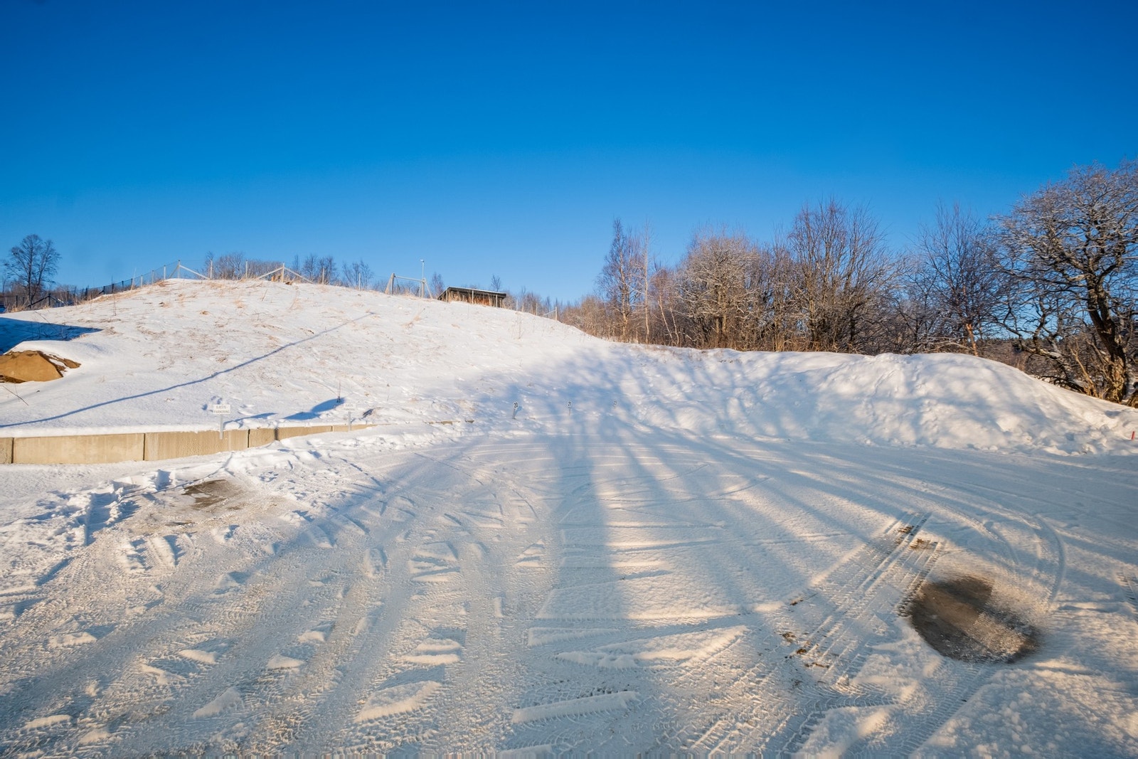Fast parkering på oppmerket, asfaltert plass like utenfor. Galleribilde