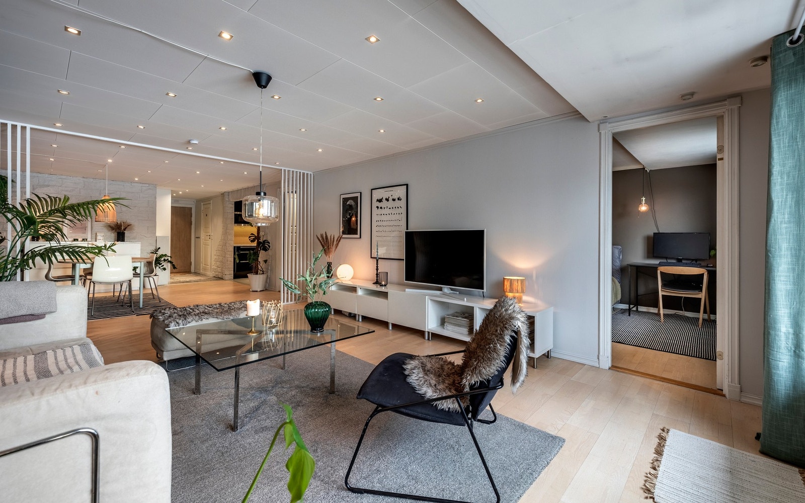 Stuen har gode møbleringsmuligheter med plass til både sofagruppe, TV-anlegg og spisebord i naturlige soner. Galleribilde