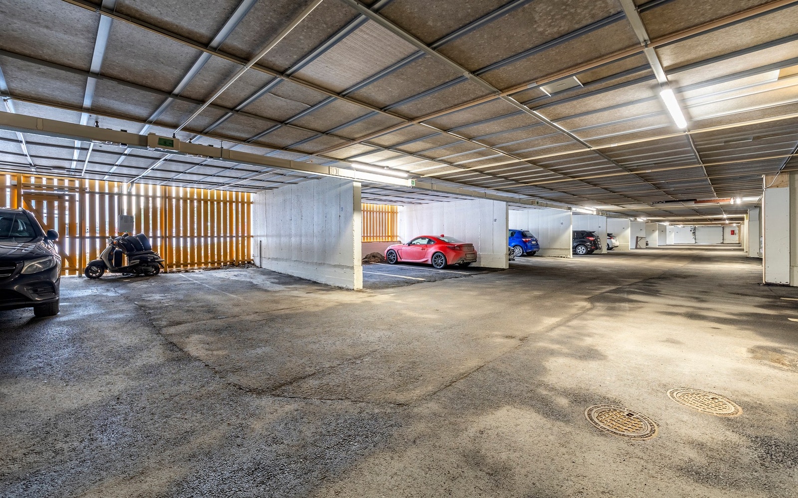 Det medfølger en parkeringsplass i felles garasjeanlegg. Galleribilde