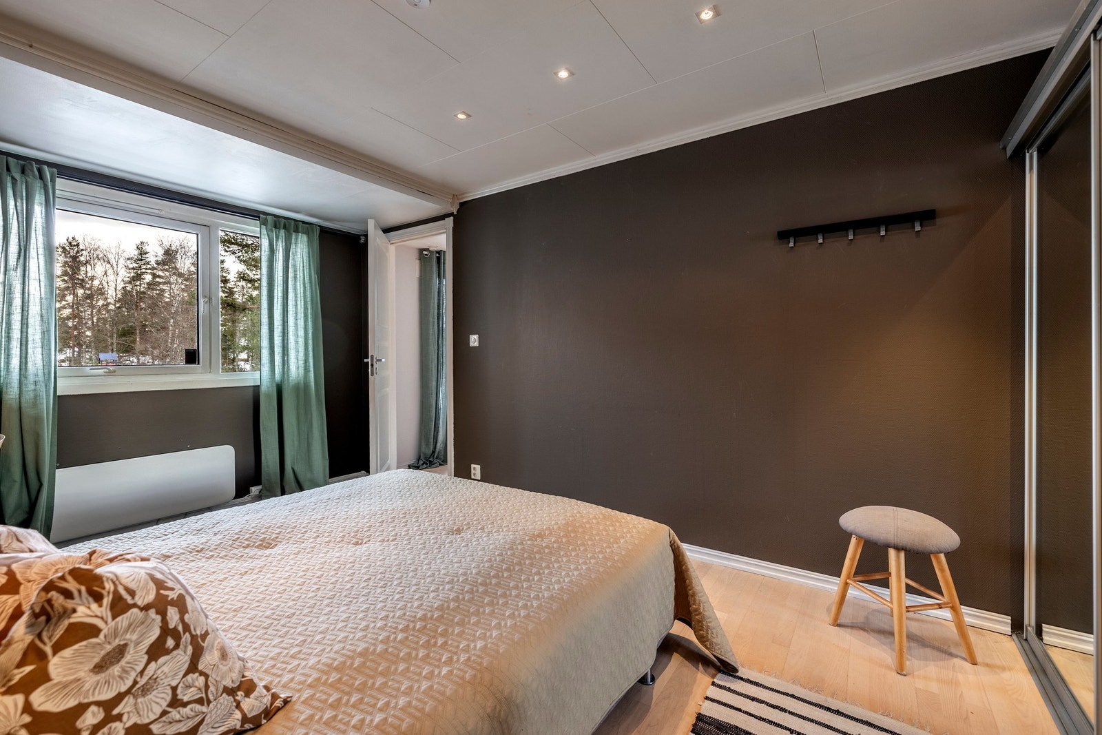 Rommet har god plass til dobbeltseng og nattbord. Galleribilde