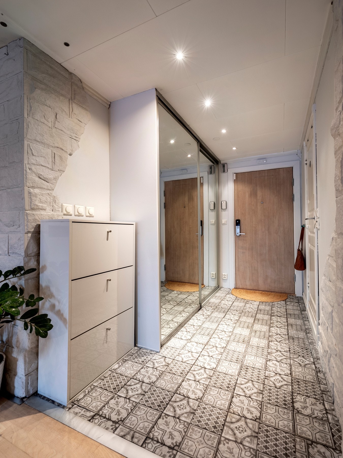 Entréen er innredet med en skyvedørsgarderobe for oppbevaring av yttertøy, sko og annet utstyr. Galleribilde