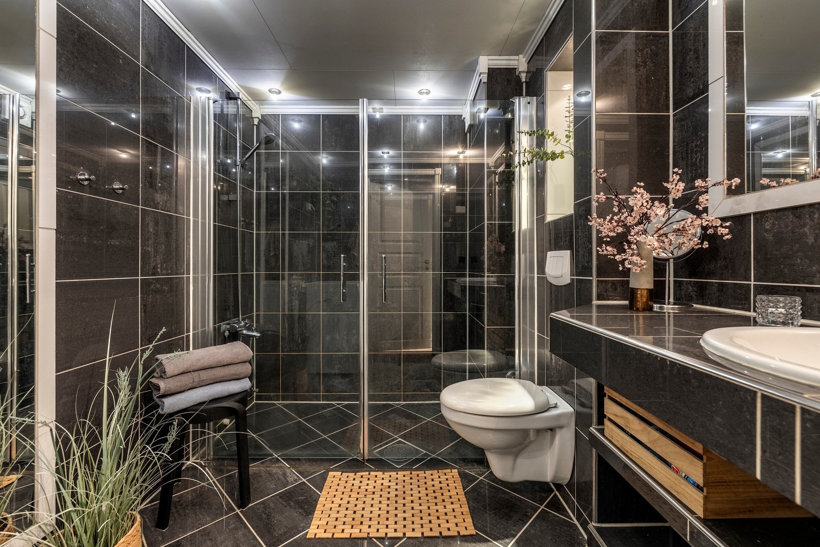 Badet ligger praktisk plassert i tilknytning til entréen og er utstyrt med flislagte vegger og flislagt gulv med varmekabler. Galleribilde