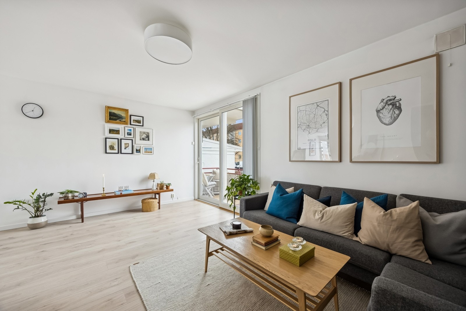 En lys og romslig stue med varmefolie i gulvet og utgang til en sydvendt balkong på ca. 5 m². Galleribilde
