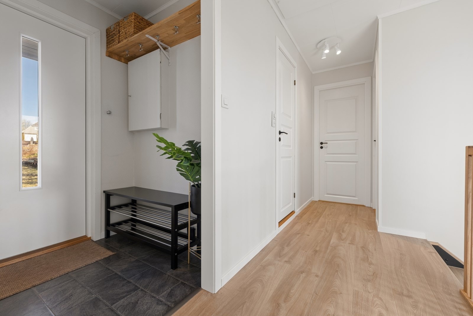 Romslig entré med plass til å sette fra seg sko, og henge fra seg yttertøy. Galleribilde
