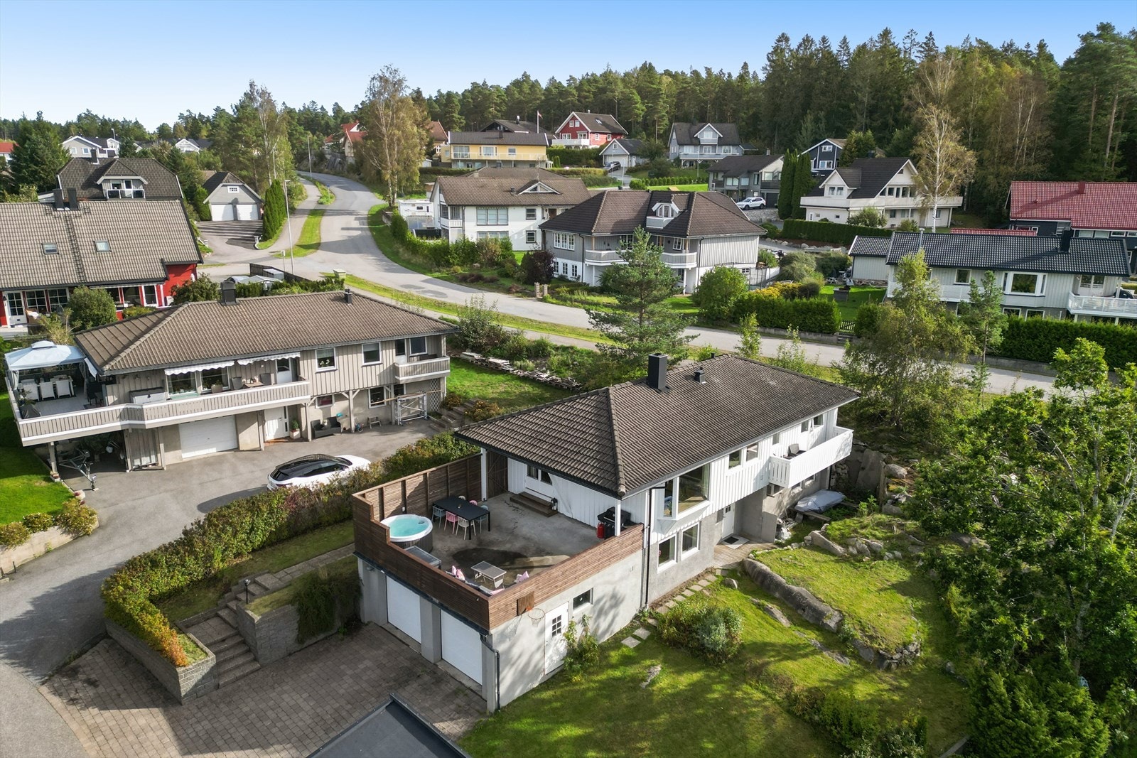 Boligen ligger i et populært og veldig barnevennlig område, med gangavstand til Hornes skole. Galleribilde