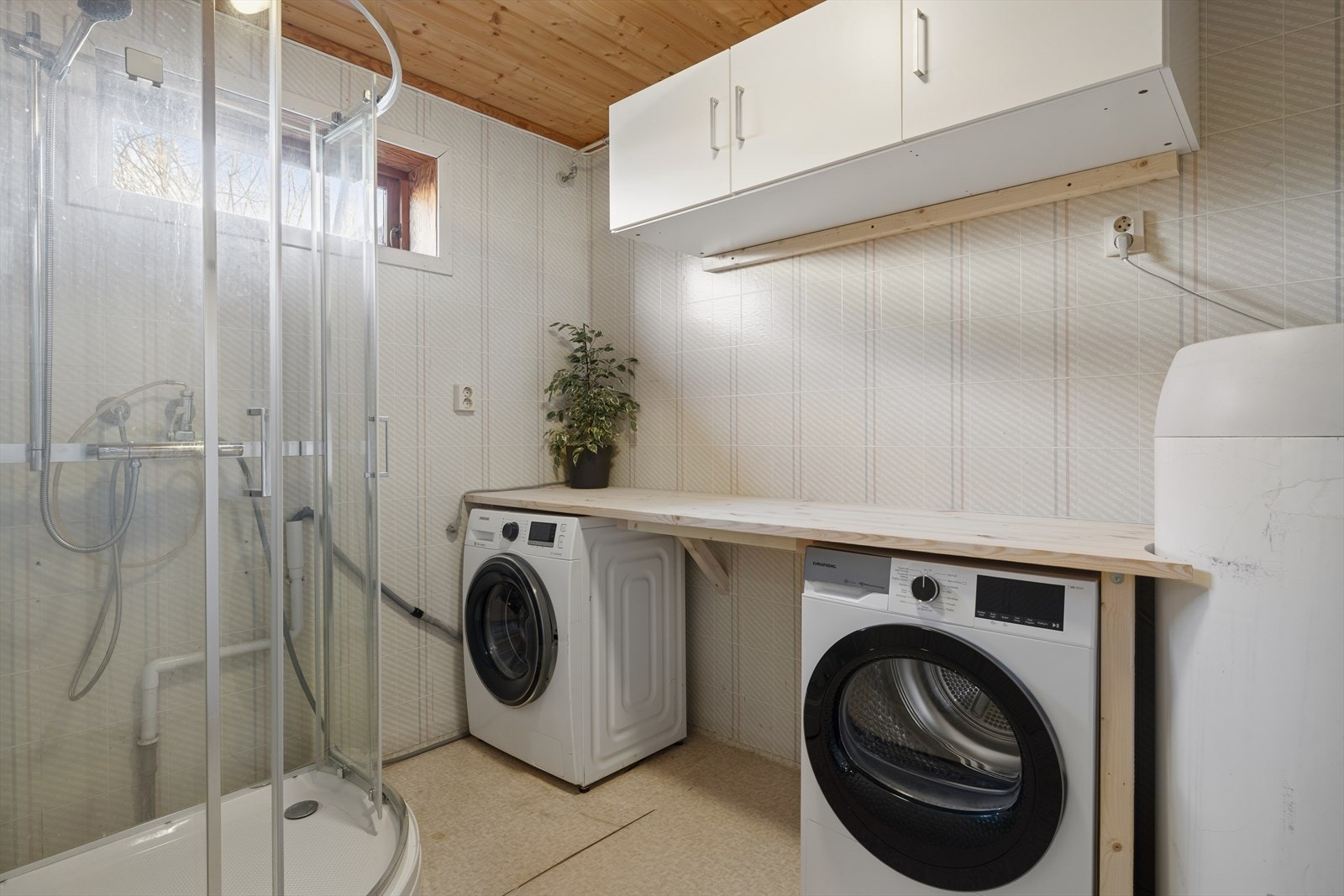 Her er det andre badet som også benyttes om vaskerom. Det er også en praktisk benk liggende over vaskemaskin og tørketrommel. Galleribilde