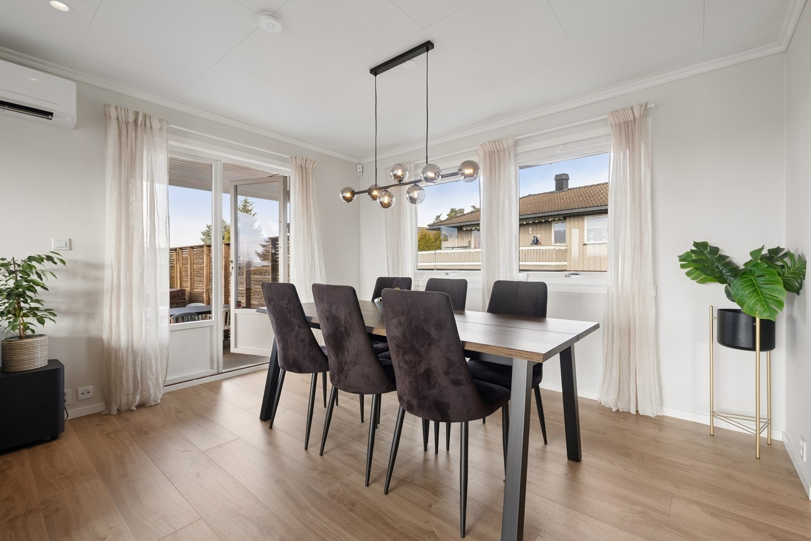 Stuen er malt i lyse farger, og det er downlights i himling. Galleribilde