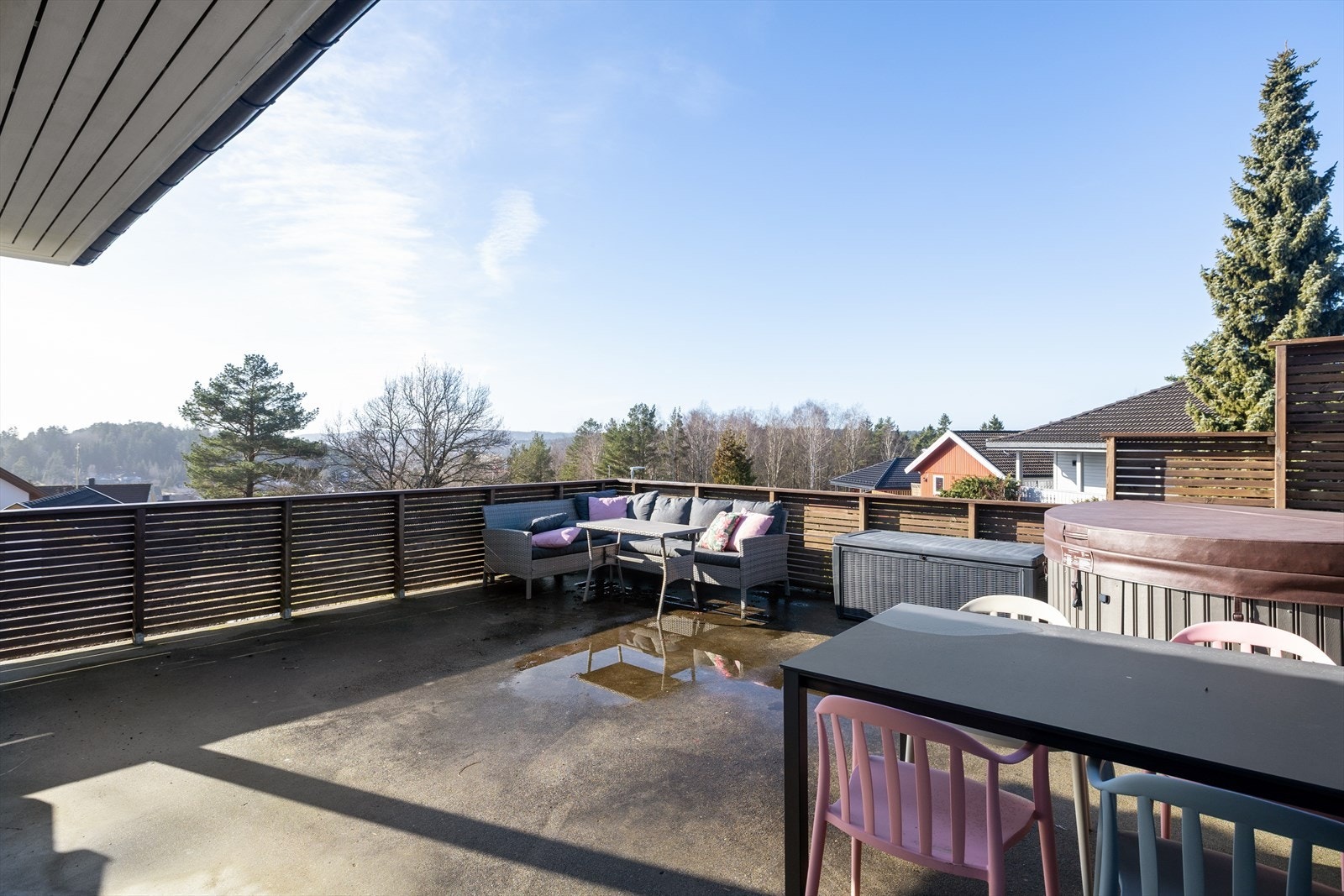 Fra stuen er det utgang til en stor terrasse, med flott utsikt! Galleribilde
