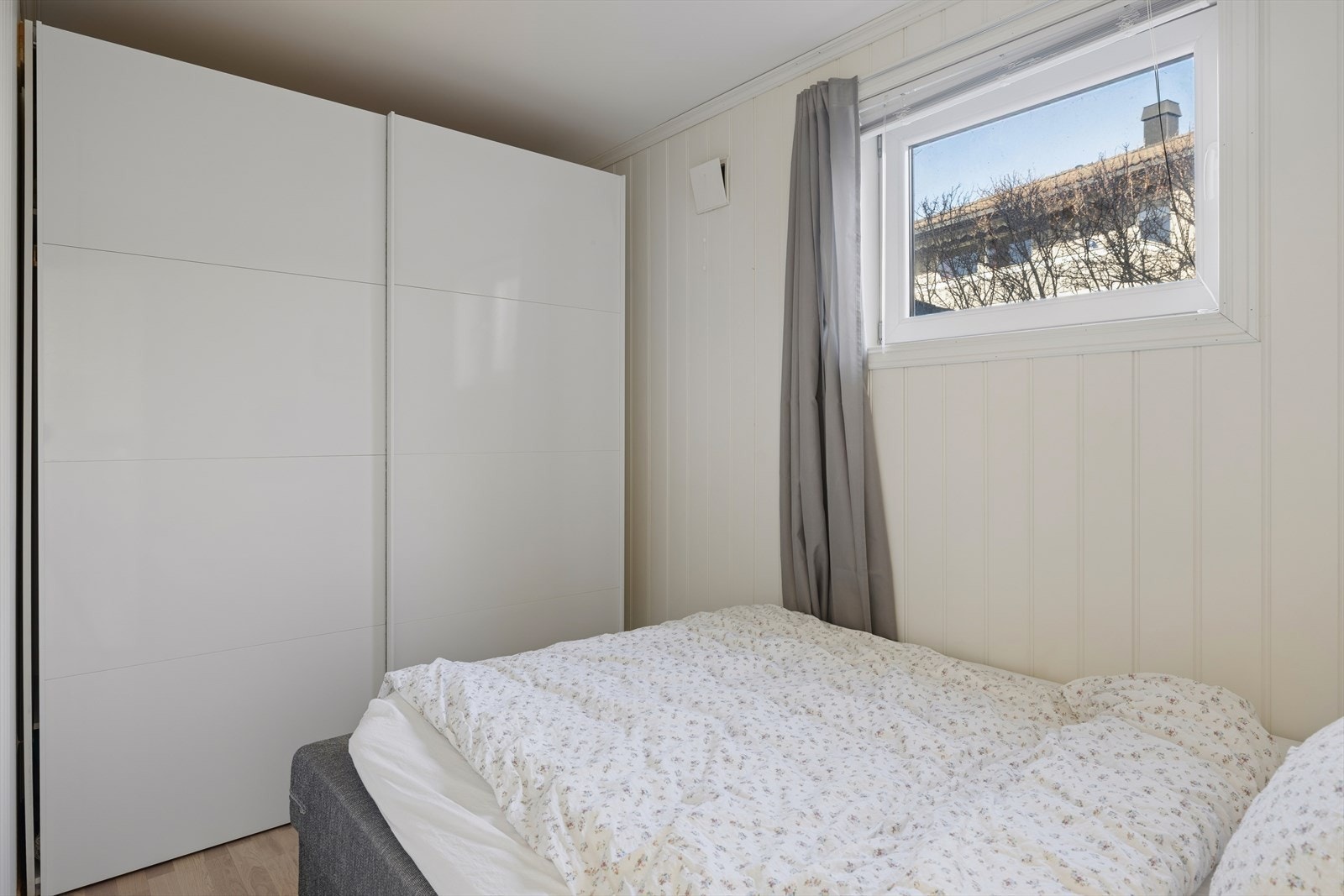 Romslig soverom med stor seng og garderobeskap. Galleribilde