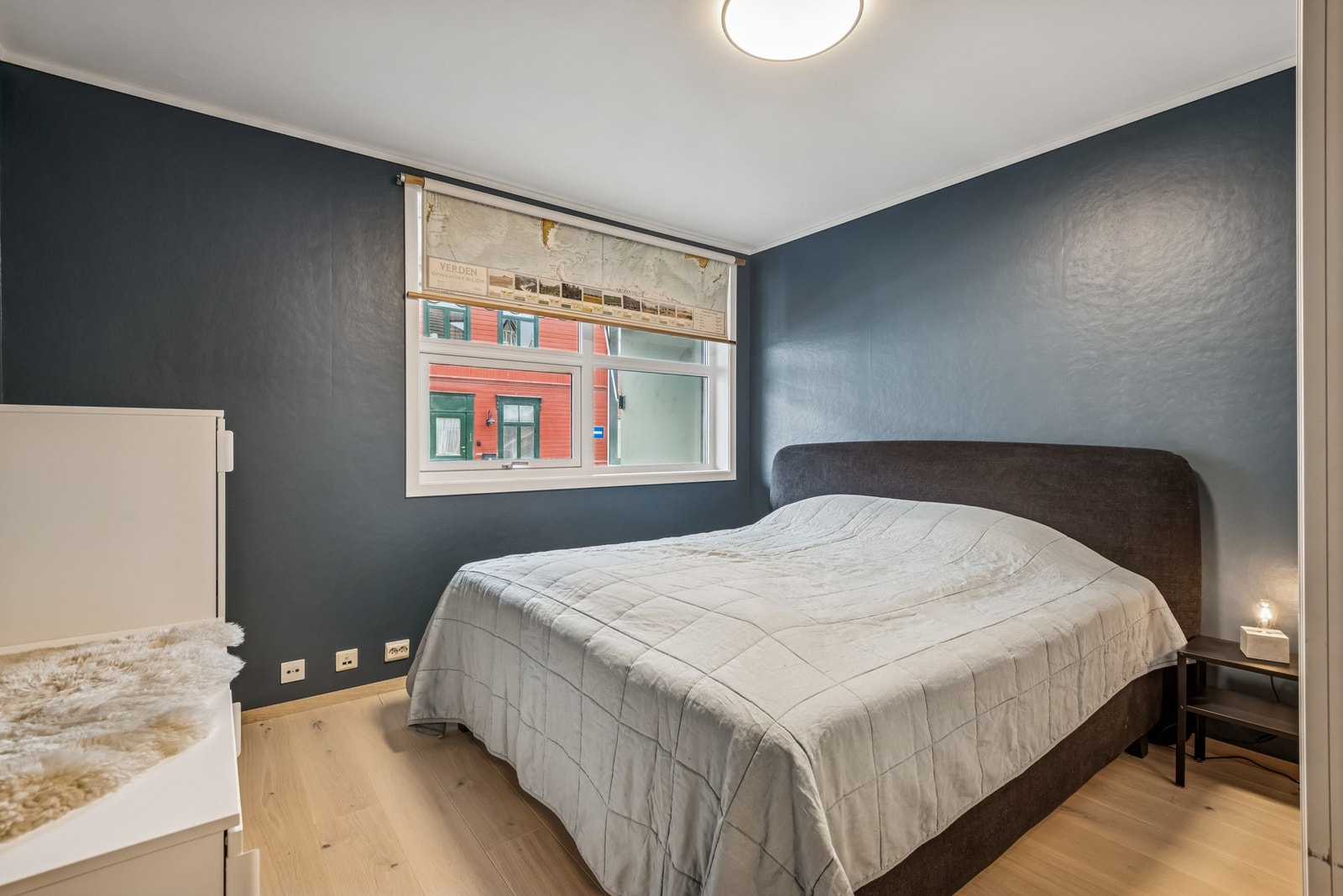 Romslig soverom på ca. 12 kvm med god plass til dobbeltseng og oppbevaringsmøbel. Galleribilde