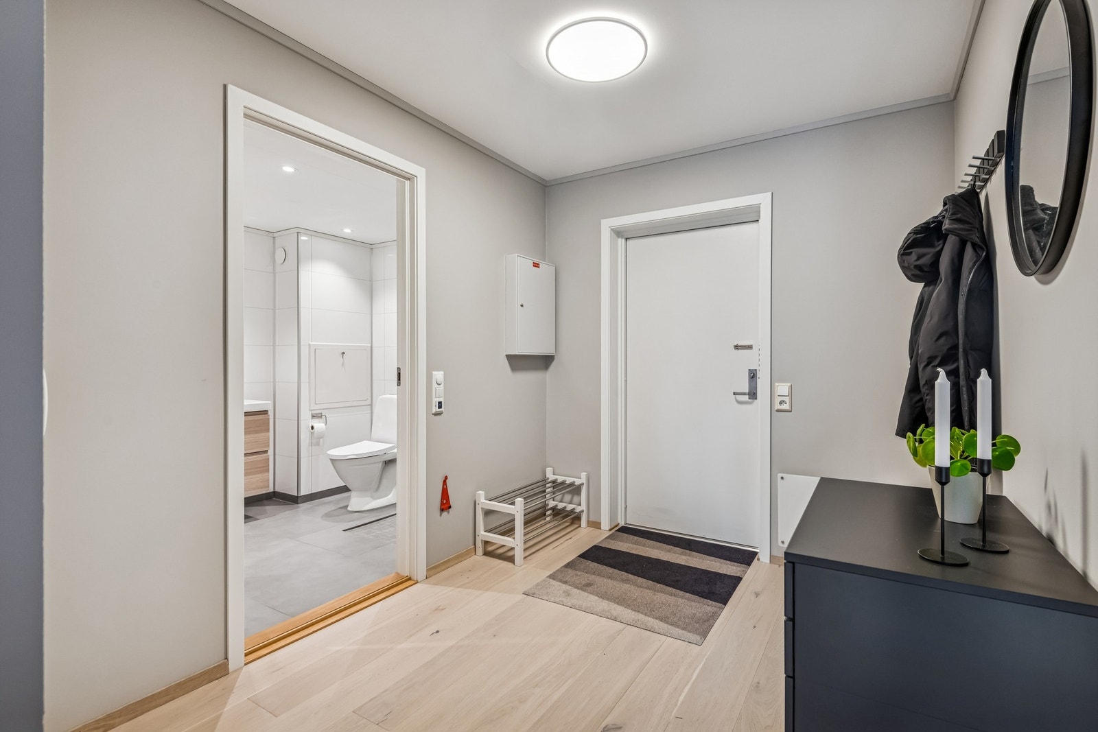 Romslig gang med god plass til oppbevaringsmøbel. Galleribilde