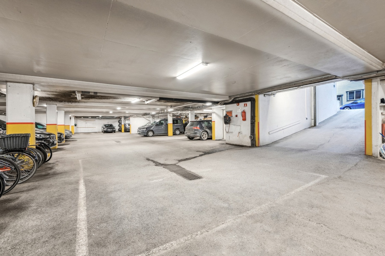 Parkering i parkeringskjeller med heis direkte til etasjen. Andelen disponerer i tillegg en bod i kjelleren. Galleribilde