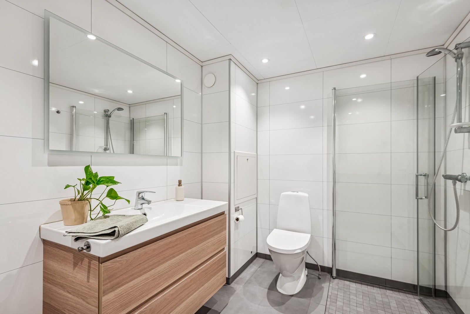 Moderne og flislagt bad fra 2021 med gulvvarme. Galleribilde